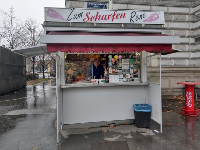 Von Promis bis Theaterbesucher: Der Würstelstand am Schwarzenbergplatz 15 ist ein beliebter Treffpunkt.