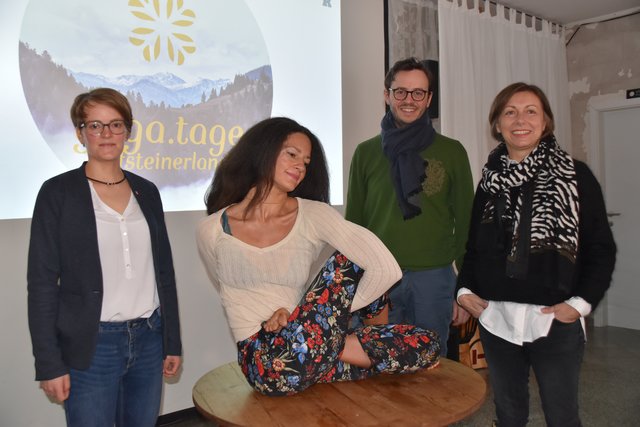 Bereits jetzt ganz im "Flow": TVB-Geschäftsführer Stefan Pühringer mit Katharina Martini und den beiden Yoga-Lehrerinnen Libby Love und Moni Egger (v.l.).  | Foto: Fluckinger