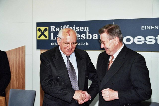 Am internationalen Parkett mit Michail Gorbatschow. | Foto: RLB OÖ