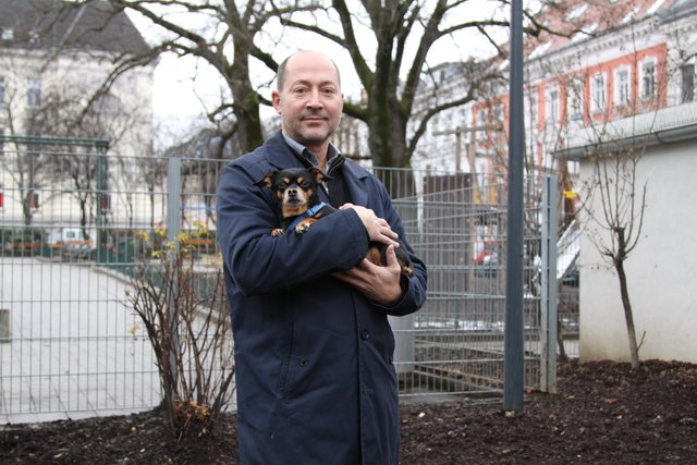 Lokalaugenschein am Richard-Wagner-Platz: Georg Heinreichsberger (FPÖ) wünscht sich mehr Hundezonen für Lola.