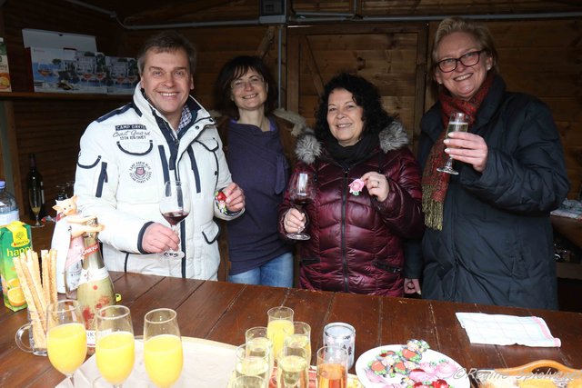 Mit rotem Herzerl und rosa Schweinderl als Glückssymbol ins neue Jahr. StR Reinhard Scheibelreiter in Silvesterlaune und Hahn im Korb bei den drei hübschen Damen.