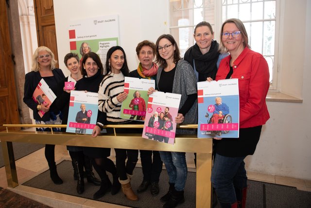 Vizebürgermeisterin Anja Hagenauer und das Team aus dem Beauftragtencenter freut sich auf rund 30 Veranstaltungen im Monat der Vielfalt. | Foto: Stadt Salzburg/J. Knoll
