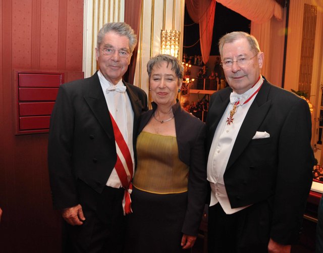 Am Opernball mit Präsidenz Heinz und Margot Fischer.  | Foto: RLB OÖ