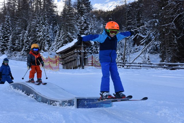 Der Snowpark wurde speziell für den Nachwuchs konzipiert und lädt ein, in die Welt des „Shreddens“ einzutauchen. | Foto: Kaunertaler Gletscher
