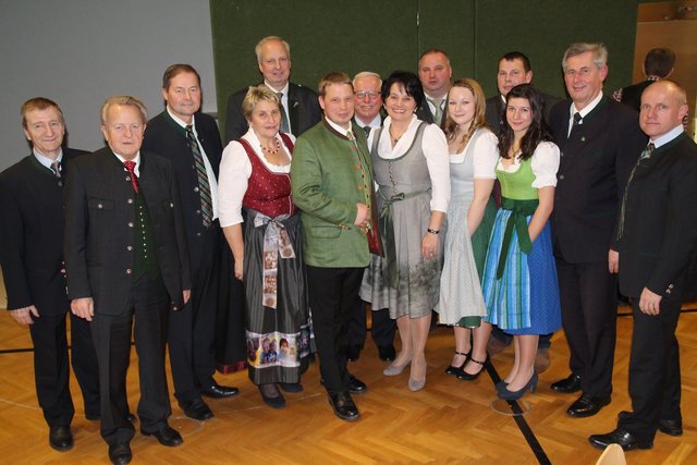 Im Bild v.l.: Josef Brandstetter, Landesrat a.D. Franz Blochberger, LK-Bezirksobmann Josef Fuchs, Landeskammerrätin Anna Brandstetter, Bezirksjägermeister Johann Schwarz, AV-Obmann Johann Stickelberger, AV-Ehrenobmann Franz Riegler, Bürgermeisterin Michaela Walla, AV-Obmann-Stv. Herbert Gremel, AV-Obmann-Stv. Maria-Magdalena Heissenberger, Abg.z.NR Peter Schmiedlechner, AV-Vorstandsmitglied Tamara Eckner, Bundesrat Martin Preineder und Direktor Franz Aichinger.
Fotocopyright: Sonja Stickelberger.