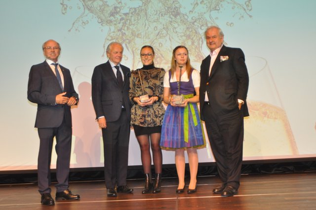 Geehrte Kleidrmacherinnen mit Lehrherren (F. Prader, W. Ehrlich) und Klaus Lackner. | Foto: Kogler