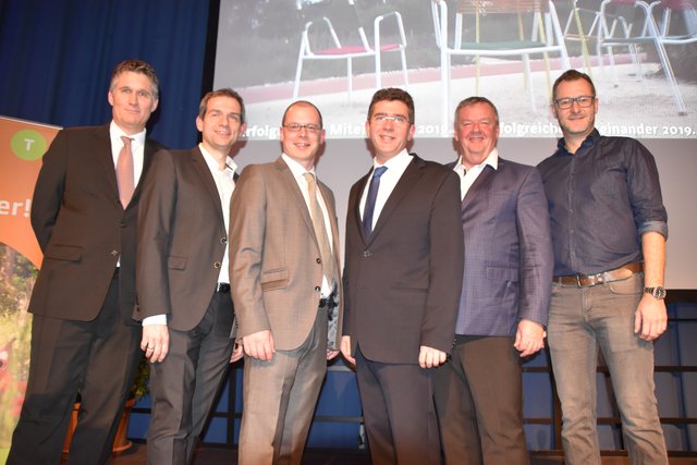 Moderator Andreas Gröbl, Rainer Patzl (Grüne), Harald Wimmer (SPÖ), Bürgermeister Peter Eisenschenk (TVP), Peter Höckner (TVP), Herbert Schmied (NEOS).  | Foto: Zeiler