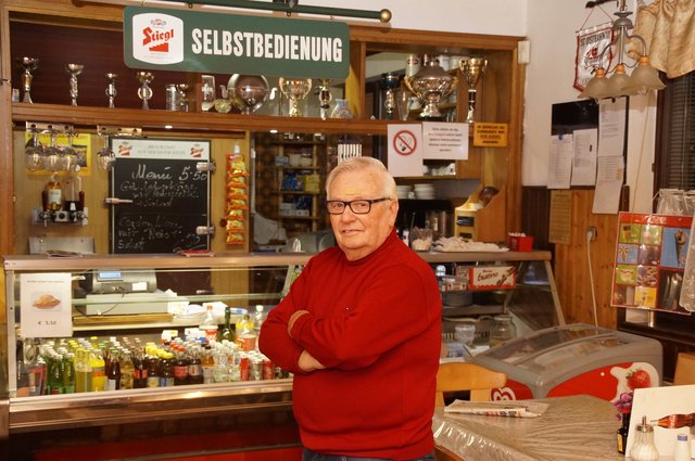 &lt;f&gt;Bernhard Pfeiffer&lt;/f&gt; vor seiner Kantine: So kannten ihn die Gäste, Spieler und Freunde. | Foto: Pufler