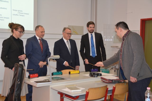 Musikalische Einlage: Marton Ilyés (r.) mit einer Botschaftsmitarbeiterin, Botschafter Andor Nagy, LH Hans Niessl und Staatssekretär Levente Magyar