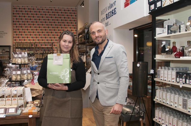 Inhaber Max Holnsteiner mit seiner Mitarbeiterin Agnes. | Foto: Wolfgang Unger