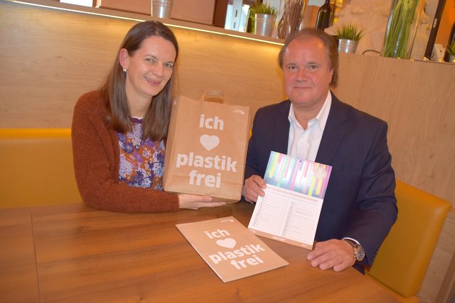 "Ich liebe plastikfrei", sagen Kerstin Suchan-Mayr und Wolfgang Motz. Langenzersdorf soll nun dem Beispiel St. Valentins folgen. | Foto: Sandra Schütz
