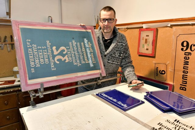 Ernst Mrskos leitet in fünfter Generation die Emailfirma, die seine Ururur Großonkel Johann und Alois Razim gegründet haben. | Foto: Markus Spitzauer