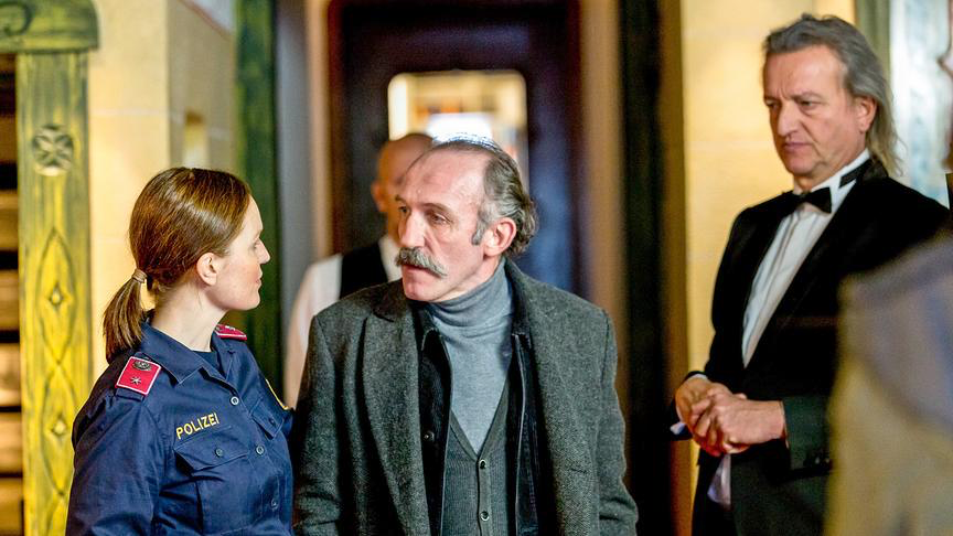 Markus Linder alias "Oberkellner Mürzner" (re.) in einer Szene mit Karl Markovics und Julia Koch