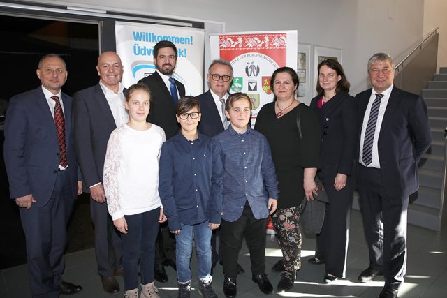 Besuch im OHO: Andor Nagy, Bgm. Georg Rosner, Levente Magyar, Hans Niessl, Iris Zsótér (Obfrau des Burgenländisch-Ungarischen Kulturvereins),  Elisabeth Ellison-Kramer, Attila Somogyi (Vorsitzender der Volkshochschule der Burgenländischen Ungarn) mit den jungen Künstlern von Szélforgók | Foto: LMS/Sziderics