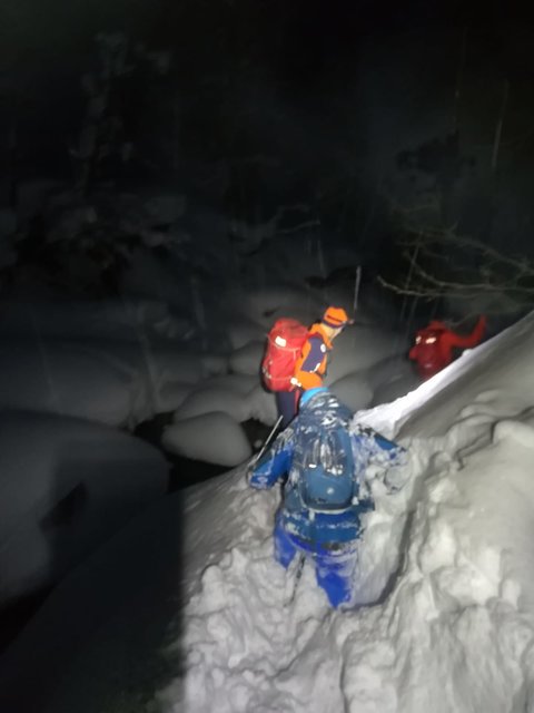 Die Bergretter brachten den Snowboarder sicher aus dem Hang heraus.