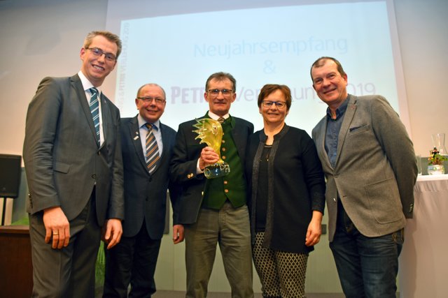 Bürgermeister Johannes Heuras, Vizebürgermeister Alois Seirlehner, Erich Grünmann, Johanna Grünmann, Laudator Walter Ameshofer. | Foto: Marktgemeinde St. Peter/Au