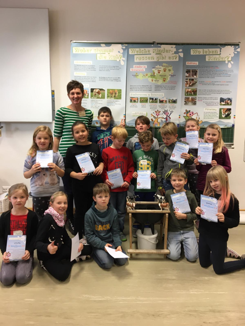 Die Schüler mit Seminarbäuerin Elisabeth Obweger und den Melkurkunden