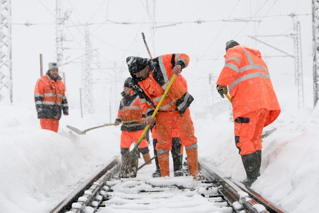 Auch wenn sich am Freitag das Wetter kurzfristig entspannt, ändert sich vorerst bis Mittwoch an der Großwetterlage wenig. Am Samstag ist wieder mit Neuschnee zu rechnen.