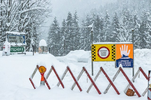 Die Straße in Hinterleithen bei Lunz in Richtung Lackenhof musste gesperrt werden.  | Foto: Theo Kust