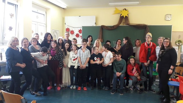 Den Erlös des Advent-Benefizkonzerts im Kastell übernahmen Kinder und Lehrerinnen der Sonderschule Stegersbach. | Foto: ADRA