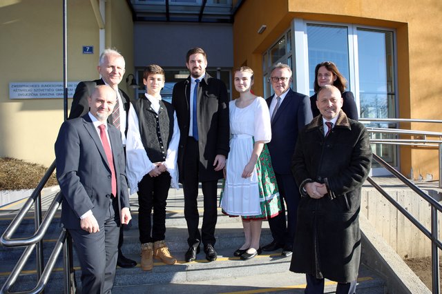 Besuch im ZBG: Bildungsdirektor Heinz Josef Zitz, Dir. Martin Zsivkovits, Staatssekretär Levente Magyar, LH Hans Niessl, Botschafterin Elisabeth Ellison-Kramer und Botschafter Andor Nagy mit zwei, mit Schülernn des Zweisprachigen Gymnasiums | Foto: LMS/Sziderics