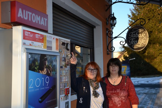 Eveline Strobl und Silke Rubendunst von der Trafik Riedlingsdorf nehmen den Jugendschutz sehr genau