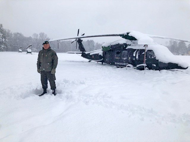 Der stellvertretende Militärkommandant Salzburgs Günther Gann vor dem Black Hawk Hubschrauber des Bundesheeres | Foto: Bundesheer
