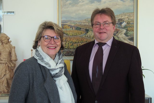 BH Elfriede Mayrhofer und der neue Dürnsteiner Bürgermeister Johann Riesenhuber. | Foto: Gemeinde Dürnstein