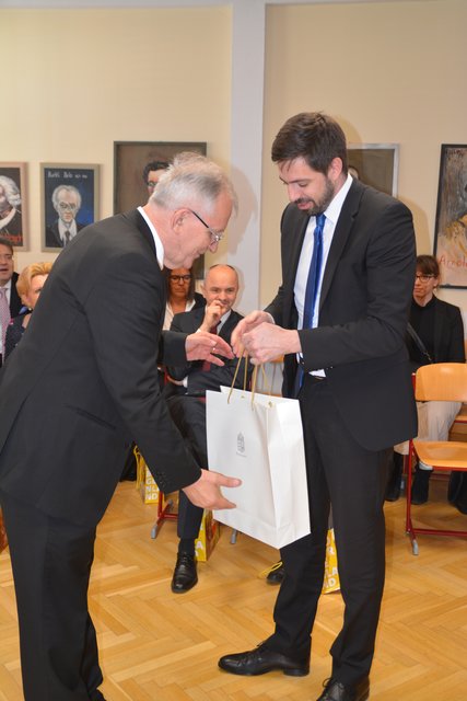 Dir. Martin Zsivkovits erhielt ein Geschenk von Staatssekretär Levente Magyar.
