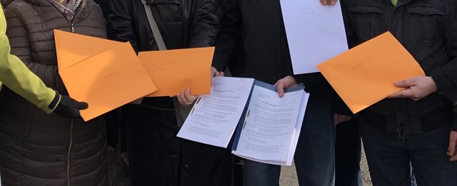 Wieviele Unterschriften gegen geplante Änderungen im Raumordnungs- und Bebauungsplan waren wirklich in diesen Kuverts? Die Initiatoren (bürgerinitiativen , Grüne, sPÖ, ÖVP, FPÖ) sprachen von „fast 1000“, die Liste Flammer Von „850“, davon jedoch nur 260 richtigen „Unterschriften“ und davon 15 % Auswärtige. Wieviele wurden nun exakt anerkannt? 221?