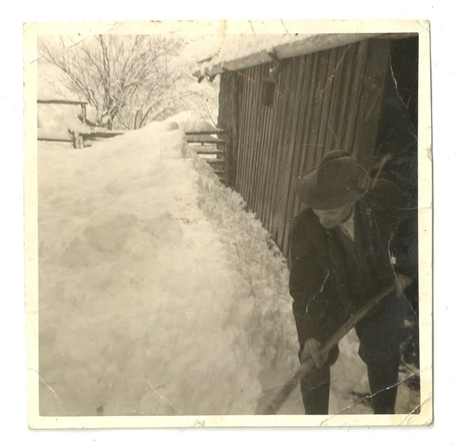 Schnee in rauhen Mengen. Mein Onkel Walter Hübler hat in seinem Leben Tonnen davon händisch bewegt.