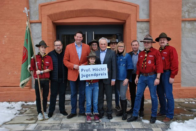 Florian Sperk, Sophie Sperk, Caroline Sperk, Samuel Seybert, Peter Sperk und Präsident Klaus Jagschitz mit Europa-Abgeordneten Lukas Mandl und Prof. Josef Höchtl.