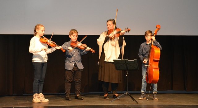 Die Nachwuchsvolksmusikgruppe Szélforgók vom BUKV spielte im OHO. | Foto: BUKV