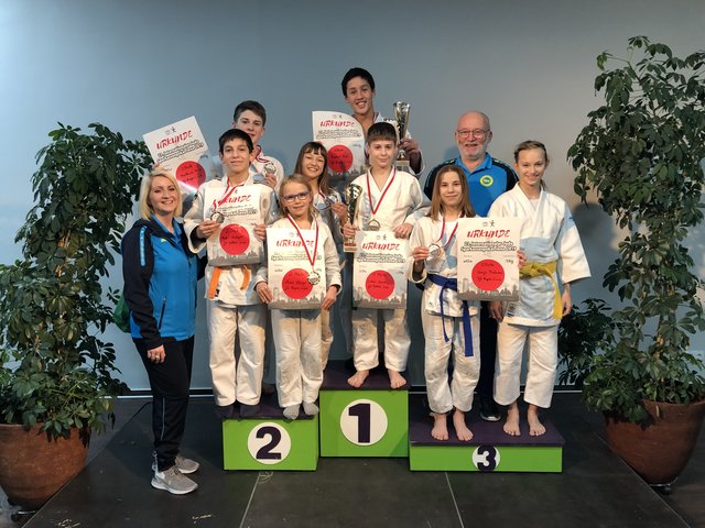Die erfolgreichen Judokas des JZ Rapso mit den Trainern Günther Brandtner und Judit Pisarova
