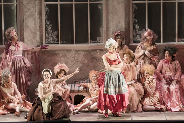 Anna Brull (Nancy), Kim-Lillian Strebel (Lady Harriet Durham), Damenchor und Statisterie der Oper Graz | Foto: © Werner Kmetitsch