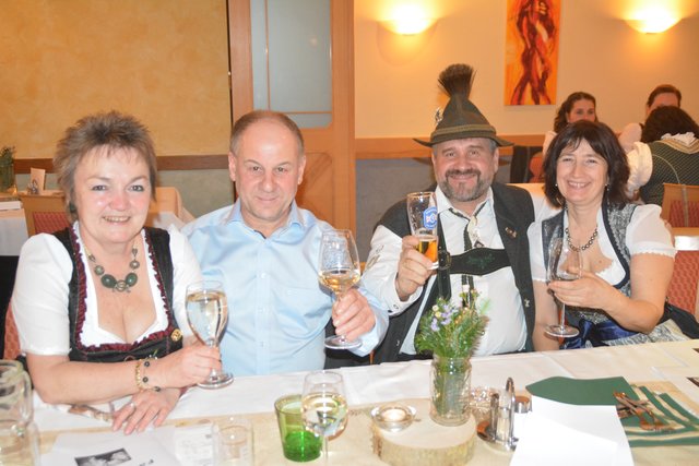 Beim Jägerball ging es wieder lustig zu: Renate und Franz Habetler mit Thomas und Margarete Hatwagner