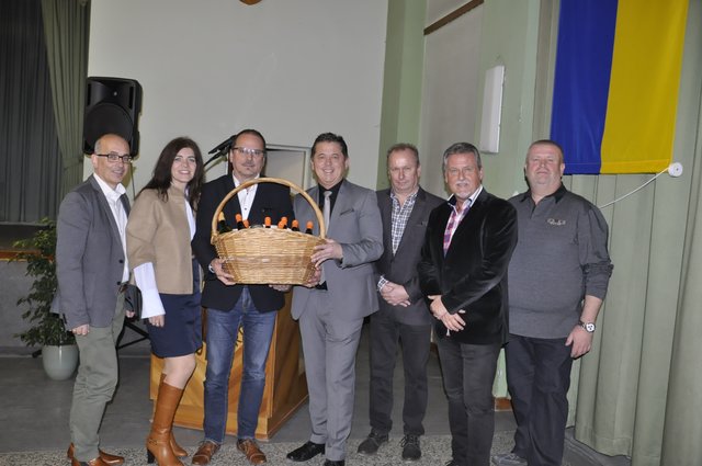 Andreas Keller, Bürgermeister Neusiedl, bedankte sich beim Neujahrsempfang bei seinem Vize Norbert Schuch für die Zusammenarbeit. | Foto: Foto: Braun