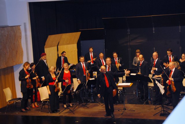 Mit dem Salonorchester Ilz wurde in der Oststeirerhalle , das Neue Jahr musikalisch begrüßt.