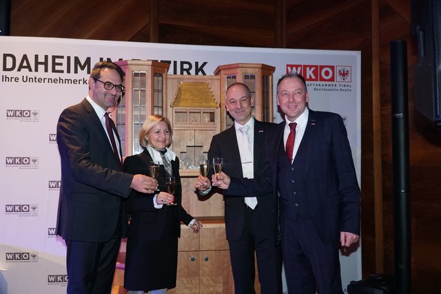 Präs. Christoph Walser, Dir. Evelyn Geiger-Anker, Obm. Christian Strigl und WK-Leiter Wolfgang Winkler stießen auf 2019 an.