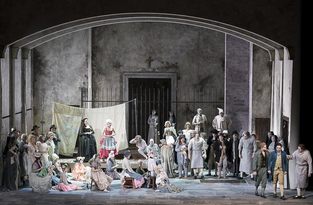 Anna Brull (Nancy), Kim-Lillian Strebel (Lady Harriet Durham), Peter Kellner (Plumkett), Ilker Arcayürek (Lyonel), Chor und Statisterie der Oper Graz  | Foto: © Werner Kmetitsch