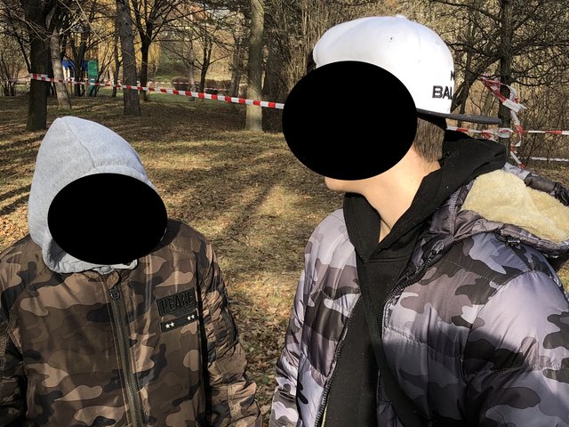 Im Park wird momentan viel erzählt: Diese beiden Jugendlichen haben das tote Mädchen gekannt, auch ihr Umfeld war ihnen bekannt.