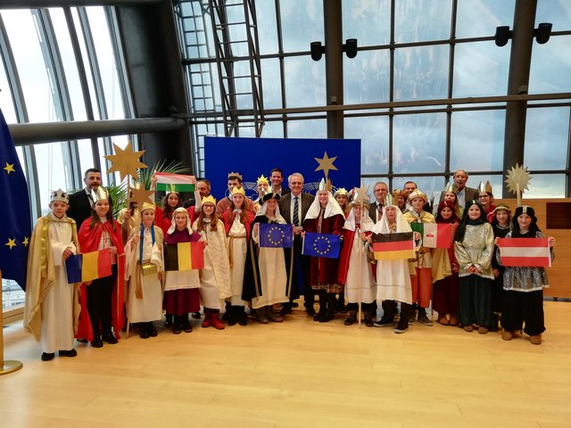 Sternsinger-Delegationen aus europäischen Ländern mit Vertretern des EU-Parlaments