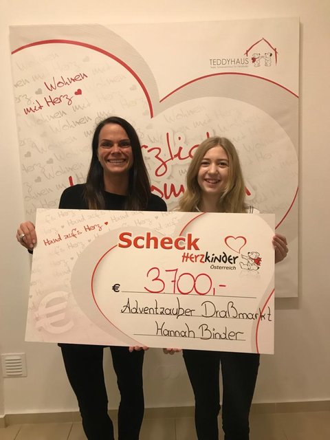 Engagiert: Hannah Binder (re.) übergab den Scheck an Astrid Baumgartner | Foto: Foto: Andrea Binder