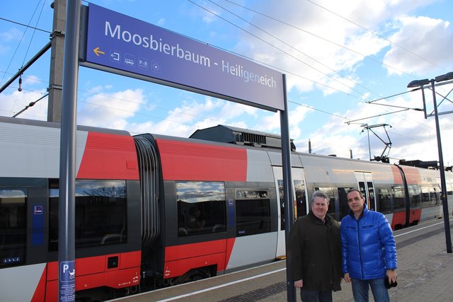 Bürgermeister Ferdinand Ziegler freut sich über die Investition in seiner Gemeinde.  | Foto: ÖBB, Gerald Düller