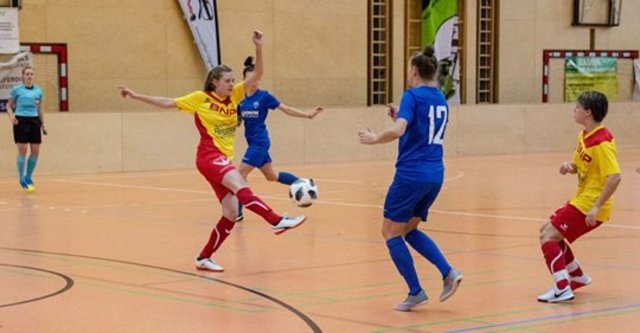 Pettenbachs Kickerinnen (gelb/roter Dress)sorgten für Aufsehen bei der o.ö. Hallen.Landesmeisterschaft!