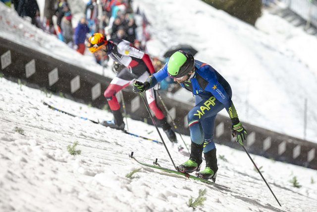 Jakob Hermann (hinten) und Damiano Lenzi duellierten sich bereits zwischen den beiden Durchgängen des Dreikönigsspringens auf der Paul Außerleitner Schanze in Bischofshofen. Schneebedingt starten jetzt alle drei Bewerbe der Hochkönig Erztrophy im Sprungstadion.