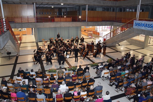 Begeisterten das Publikum mit Werken von Händel, Haydn und Strauss: Das Wörgler Streicher- und Bläserensemble unter der Leitung von Markus Egger. | Foto: Stadtgemeinde Wörgl