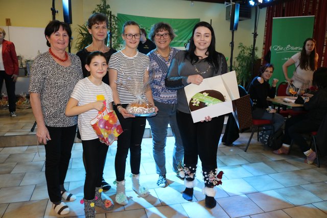 Gertrude Schramm, Christine Diewald, Andres Köstler, Saskia Poiger, Gebietsbäuerin Adelheid Pfanner, Victoria Kräuter. | Foto: Pfanner