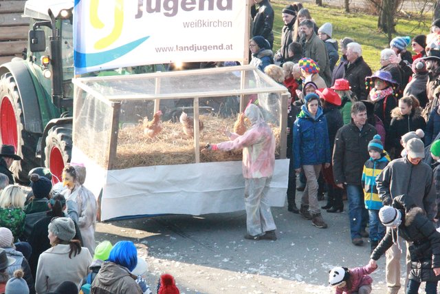 Buntes Treiben und liebevoll gestaltete Faschingswagen: Weißkirchen an der Traun zieht auch am diesjährigen Faschingssonntag wieder durch die Straßen.  | Foto: Gemeinde Weißkirchen