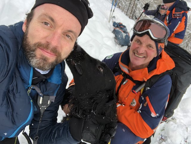 Wen Schnüffelnase "Falco" aufspürt, den schleckt er ab! So wie hier im Bild, wo Bezirksblätter-Redakteuer Peter J. Wieland eine Gesichtswäsche bekam. Re.: Hundeführer Helmut Aschbacher.